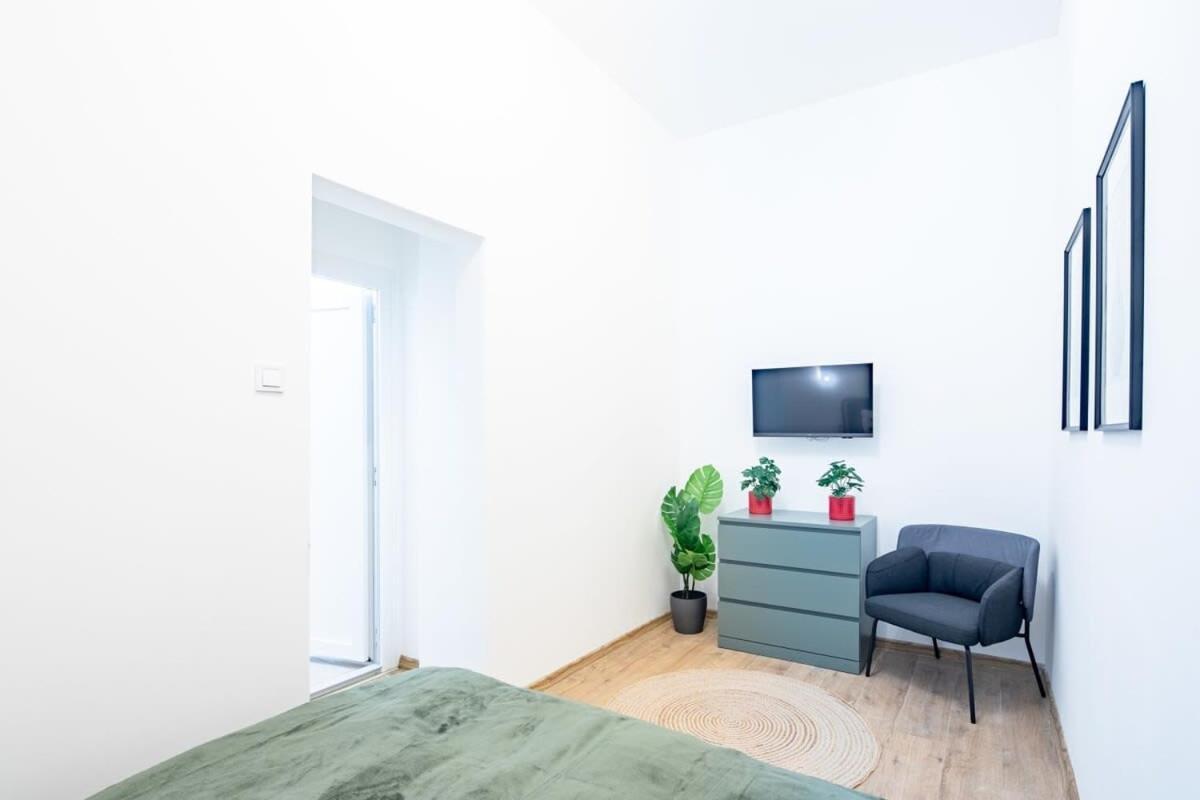 Central - New - Comfy Ac Studio Budapest Exteriör bild