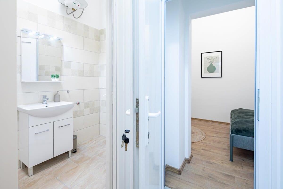 Central - New - Comfy Ac Studio Budapest Exteriör bild