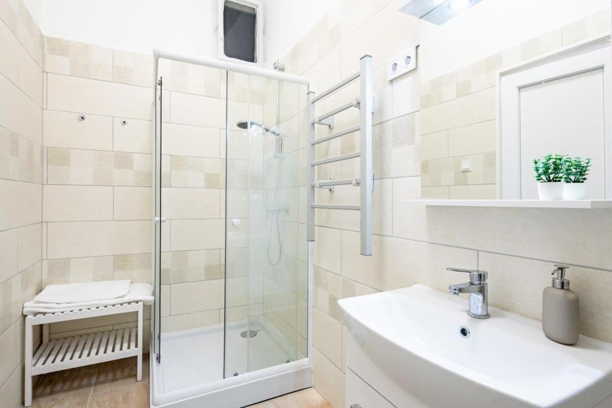 Central - New - Comfy Ac Studio Budapest Exteriör bild